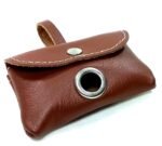 Distributeur sac à crotte fait à la main en cuir Espagnol marron. Élégant et pratique propre dessin, disponible en différentes couleurs !