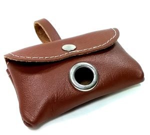 Eleganter Hunde Kotbeutelspender und Halter handgemacht aus Braun  Spanischem Leder. Stilvoll und Bequem eigenes Design, Verfügbar  in Verschiedenen Farben!