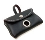 Distributeur sac à crotte fait à la main en cuir Espagnol noir. Élégant et pratique propre dessin, disponible en différentes couleurs !