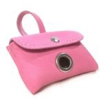 Distributeur sac à crotte fait à la main en cuir Espagnol rose. Élégant et pratique propre dessin, disponible en différentes couleurs !
