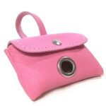 Distributeur sac à crotte fait à la main en cuir Espagnol rose. Élégant et pratique propre dessin, disponible en différentes couleurs !