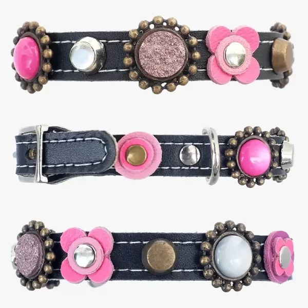 Alle zijden van schattig en lief kattenhalsbandje met veiligheidsluiting, versierd met luxe roze, fuchsia en paarse steentjes en leren bloemetjes.