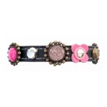 Bovenkant van schattig en lief kattenhalsbandje met veiligheidsluiting, versierd met luxe roze, fuchsia en paarse steentjes en leren bloemetjes.