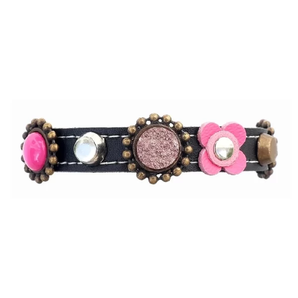 Bovenkant van schattig en lief kattenhalsbandje met veiligheidsluiting, versierd met luxe roze, fuchsia en paarse steentjes en leren bloemetjes.