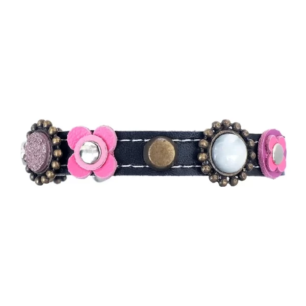 Zijkant van schattig en lief kattenhalsbandje met veiligheidsluiting, versierd met luxe roze, fuchsia en paarse steentjes en leren bloemetjes.
