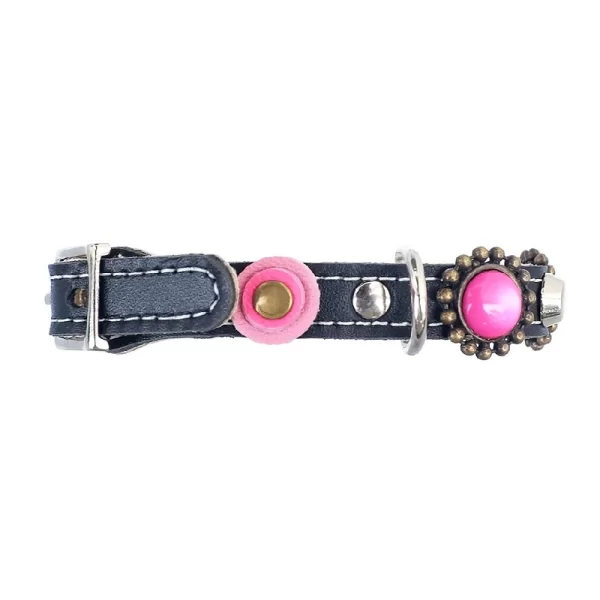Veiligheidssluiting met gesp van schattig en lief kattenhalsbandje, versierd met luxe roze, fuchsia en paarse steentjes en leren bloemetjes.