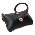 Rückseite von Elegant Schwarz Leder Hunde Kotbeutelspender und Halter.
