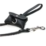 Elegant Schwarz Leder Hunde Kotbeutelspender und Halter Befestigt an Hundeleine.