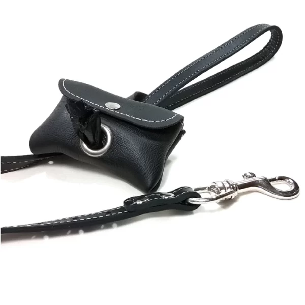 Elegant Schwarz Leder Hunde Kotbeutelspender und Halter Befestigt an Hundeleine.