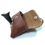 Open bruine leren poepzakhouder met suède binnenkant, drukknoop en zichtbare zakkenrol.